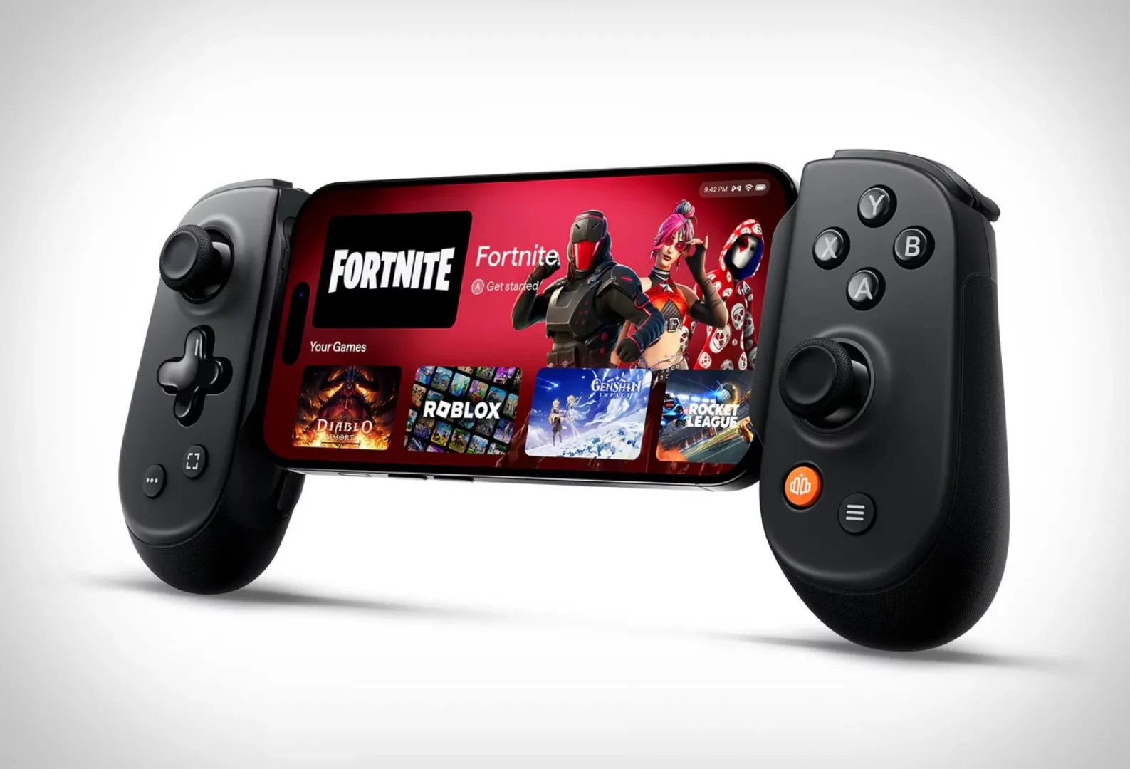 Siyah renkli bir Backbone Pro oyun kumandası, ortasında yatay konumlandırılmış bir akıllı telefonla birlikte beyaz bir zeminde sergileniyor; telefon ekranında Fortnite, Diablo Immortal, Roblox, Genshin Impact ve Rocket League gibi mobil oyunların arayüzü parlak bir şekilde gösterilerek mobil oyun deneyimini zenginleştiren bu cihazın işlevselliği ve geniş oyun desteği vurgulanıyor.