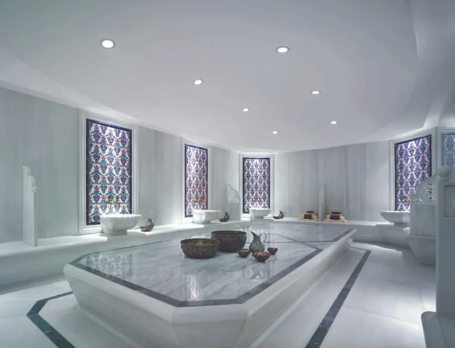 Shangri-La Bosphorus İstanbul’daki Chi, The Spa’nın beyaz mermerlerle tasarlanmış modern Türk hamamı; sade hatları, işlemeli kurnaları ve huzur veren atmosferiyle lüks bir spa deneyimi sunuyor.