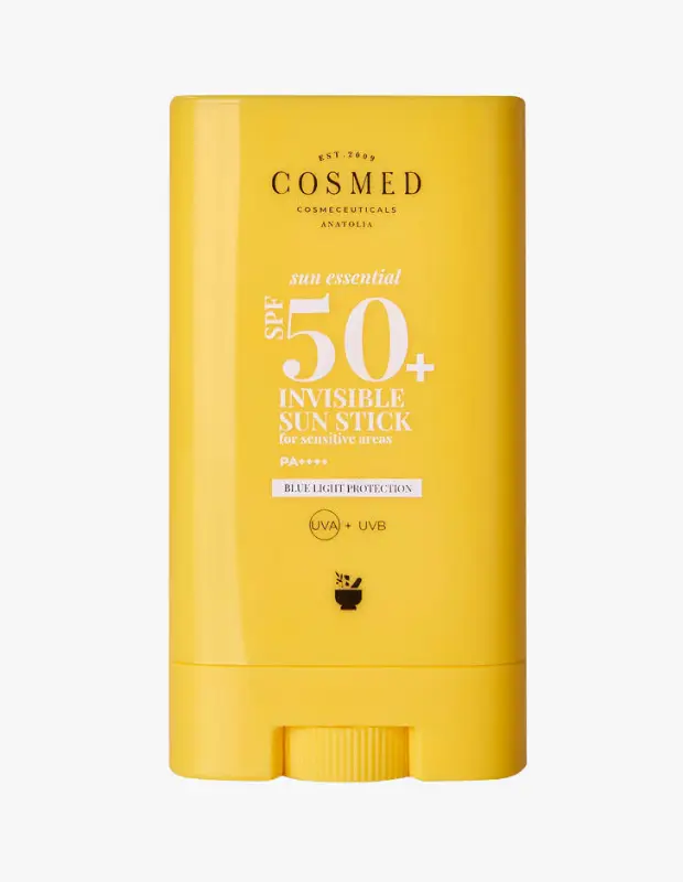 Marka Adı: COSMED
Ürün Adı: Cosmed Erkek Sun Essential Görünmez Güneş Koruyucu Stick SPF50+
Ürün Cinsiyeti: Erkek
Ürün Tipi: Güneş Koruyucu Stick
Ürün Sezonsallığı: Tüm Sezonlar
Ürün Çeşidi: Şeffaf Güneş Koruyucu Stick
Ürün Özellikleri: Cosmed Erkek Sun Essential Görünmez Güneş Koruyucu Stick SPF50+, pratik ve kompakt sarı renkli stick formuyla yüksek koruma sunar. SPF50+ ve PA++++ derecesiyle UVA ve UVB gibi zararlı güneş ışınlarına karşı geniş spektrumlu ve etkili bir bariyer sağlarken, aynı zamanda mavi ışık koruması özelliği de barındırır. Özel olarak hassas ciltler için geliştirilmiş, şeffaf ve görünmez yapısı sayesinde ciltte veya sakalların üzerinde herhangi bir beyaz iz ya da kalıntı bırakmaz. Kolay sürülebilir yapısıyla aynaya ihtiyaç duymadan zahmetsizce uygulanabilir ve gün içinde tazeleme imkanı sunar.
Öne Çıkan Detaylar:
- SPF50+ ve PA++++ ile yüksek ve geniş spektrumlu UVA/UVB koruması.
- Mavi ışık koruması özelliği sayesinde dijital ışıklara karşı koruma.
- Şeffaf ve görünmez stick formuyla beyaz iz bırakmadan, sakal üzerinden kolayca uygulama imkanı.
Kimler Kullanıyor?: Aktif bir yaşam tarzına sahip, gün içinde güneş korumasını pratik bir şekilde tazelemek isteyen erkekler için idealdir. Özellikle sakallı kullanıcılar, beyaz iz bırakmayan şeffaf yapısıyla kolayca uygulama yaparken, hassas ciltleri olan ve dijital ekranlara maruz kalan herkes bu ürünün sunduğu geniş spektrumlu korumadan faydalanabilir. Çabuk ve zahmetsiz korumayı tercih eden, cebinde taşıyabileceği kompakt bir çözüm arayan bireyler bu stick'i severek kullanır.