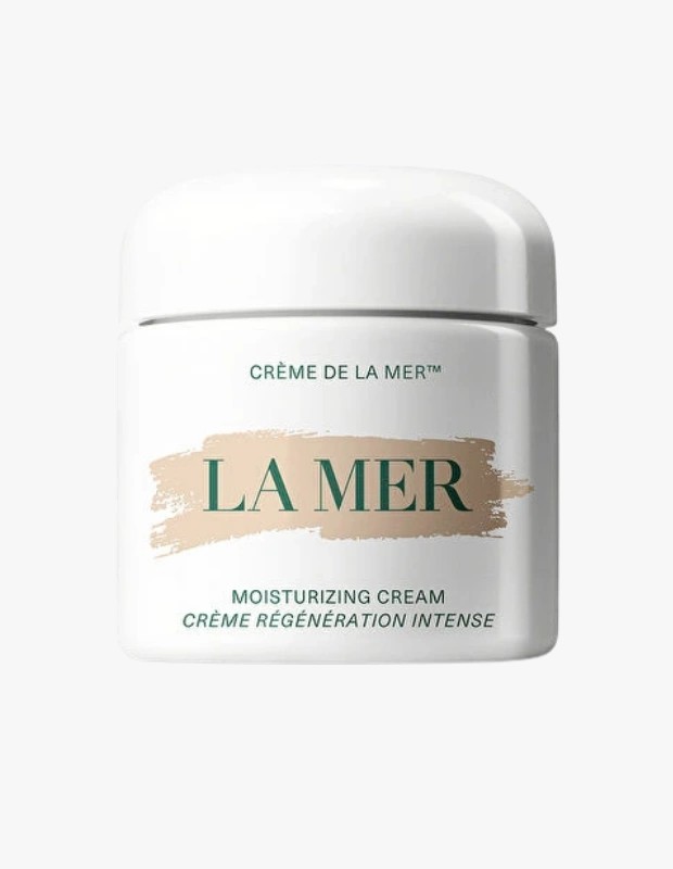Ürün Cinsiyeti: Unisex

Ürün Tipi: Cilt Bakımı

Ürün Sezonsallığı: Dört Mevsim

Ürün Çeşidi: Yoğun Nemlendirici Krem

Ürün Özellikleri:
La Mer Crème de la Mer, markanın ikonik Miracle Broth™ içeriğiyle cildi yoğun şekilde nemlendirmeyi ve yatıştırmayı hedefler. Zengin dokusu, uygulama öncesi ısıtılarak aktive edilir ve cilde lüks bir bakım ritüeli sunar. Kuruluk, hassasiyet ve çevresel stres kaynaklı konforsuzluk hissine karşı destekleyici bir bakım sağlar.

Öne Çıkan Detaylar:

Miracle Broth™ içeriği

Yoğun ve besleyici krem doku

Lüks bakım ritüeli

Cilt konforunu artırmaya yardımcı

Kimler Kullanıyor?
Cilt bakımında maksimum konfor ve lüks deneyim arayan, yoğun nem ve yatıştırıcı etkiyi tek üründe bulmak isteyen kullanıcılar için idealdir.

La Mer Crème de la Mer ile cildinize yoğun nem, konfor ve lüks bir bakım deneyimi kazandırın.