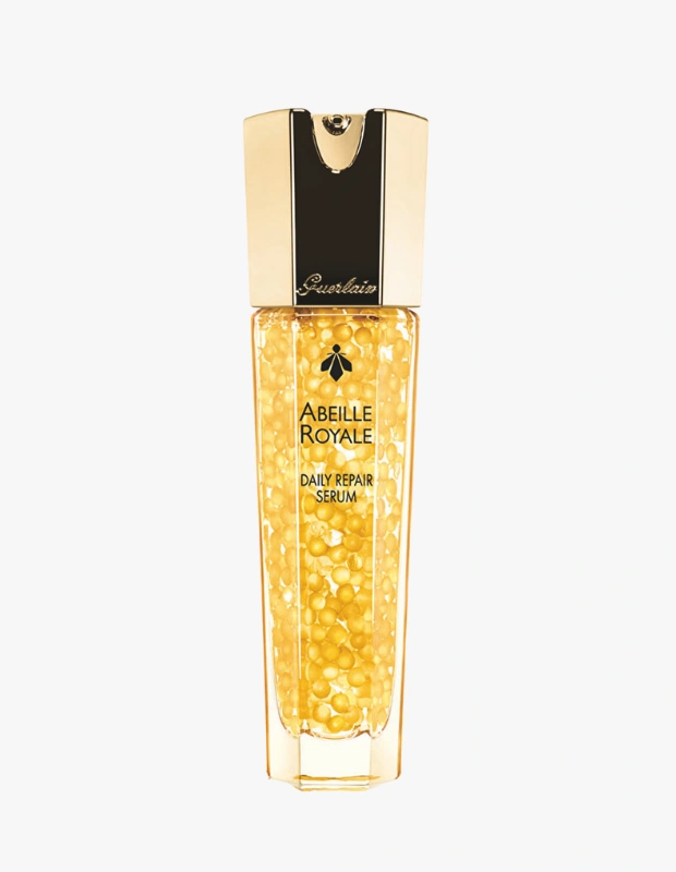 Ürün Cinsiyeti: Unisex

Ürün Tipi: Cilt Bakımı

Ürün Sezonsallığı: Dört Mevsim

Ürün Çeşidi: Onarıcı Serum

Ürün Özellikleri:
Guerlain Abeille Royale Daily Repair Serum, bal ve arı ürünlerinden ilham alan formülüyle cildin yenilenme sürecini desteklemeyi hedefler. İpeksi dokusu ciltle bütünleşirken, günlük bakımda cilde daha pürüzsüz ve canlı bir görünüm kazandırmayı amaçlar.

Öne Çıkan Detaylar:

Bal türevlerinden ilham alan bakım

Onarıcı ve canlandırıcı etki

İpeksi, lüks serum dokusu

Günlük rutine uygun

Kimler Kullanıyor?
Cilt bakımında performans kadar lüks hissi de önemseyen, onarıcı serumları rutinin merkezine alan kullanıcılar için idealdir.

Guerlain Abeille Royale serum ile cildinize onarıcı, pürüzsüz ve lüks bir bakım kazandırın.