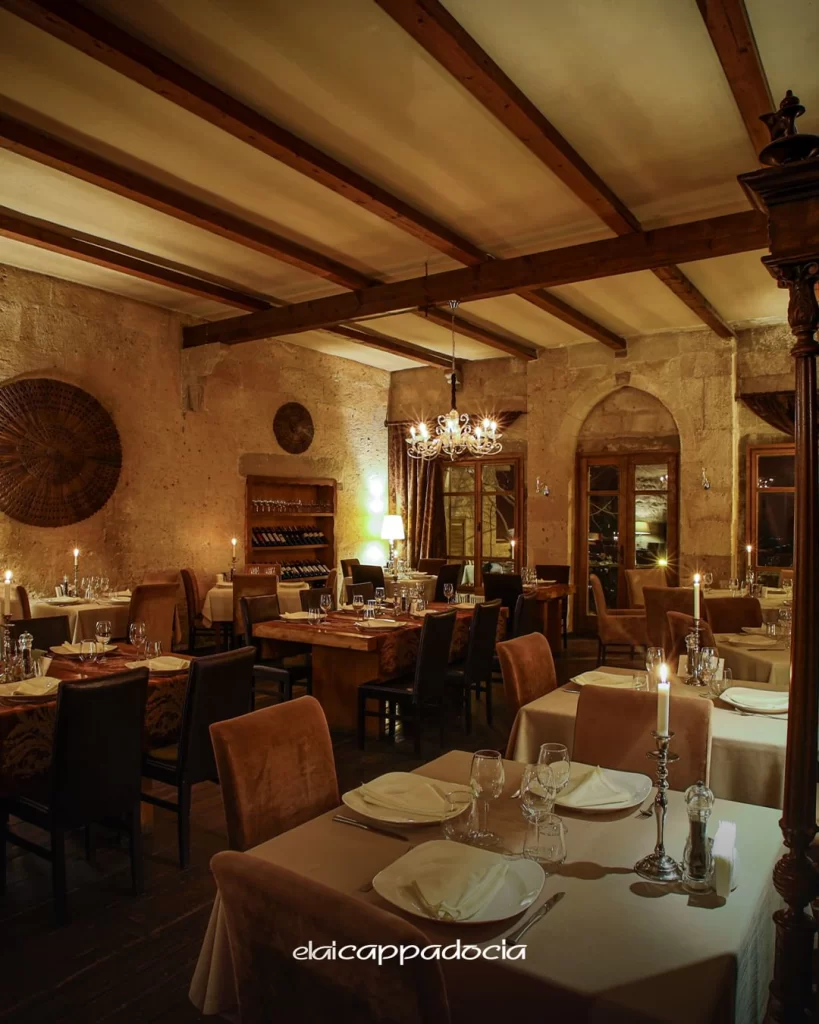 Elai Restaurant Kapadokya’nın loş ışıklı zarif iç mekânı ve romantik akşam yemeği atmosferi