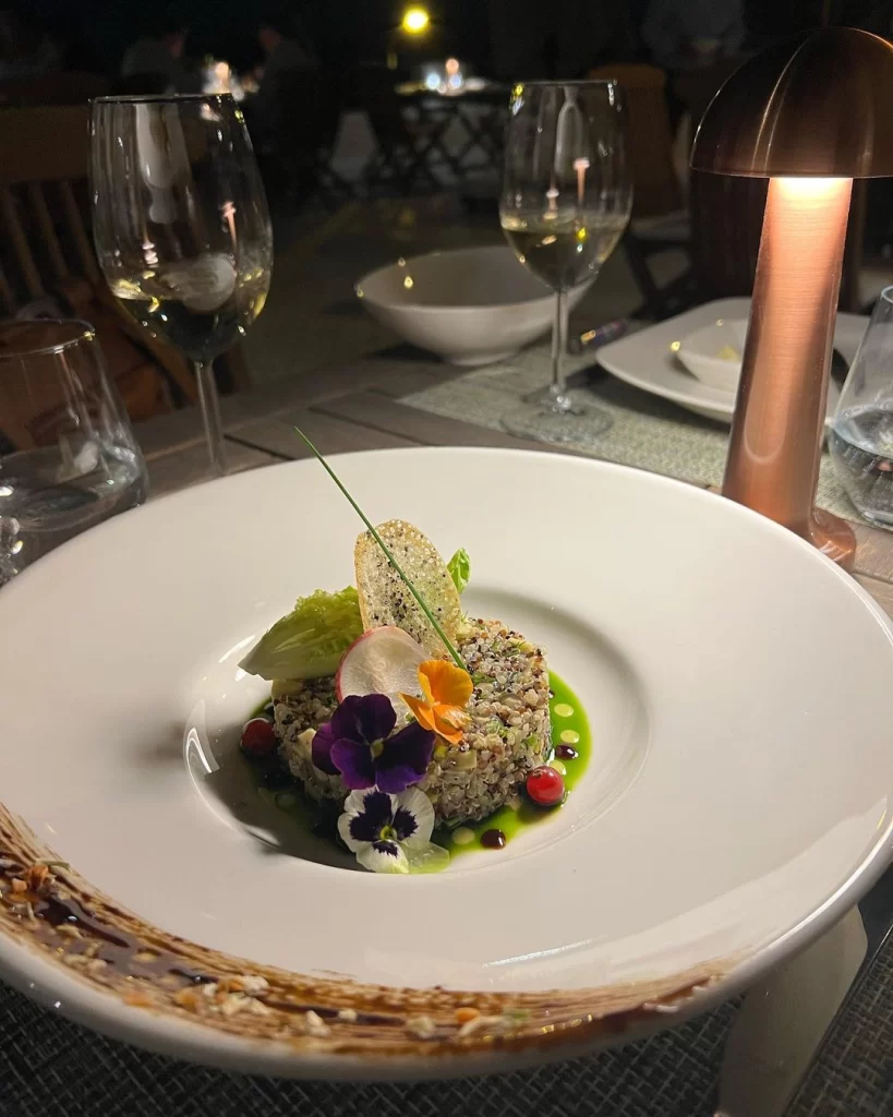 Kapadokya’daki Elai Restaurant’ta loş ışık eşliğinde şık şekilde sunulmuş gurme yemek