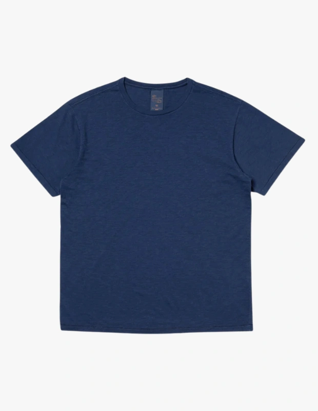 Ürün Cinsiyeti
Erkek
Ürün Tipi
T-Shirt
Ürün Sezonsallığı
Dört Mevsim
Ürün Çeşidi
Organik Pamuklu Basic T-Shirt
Ürün Özellikleri
%100 organik pamuktan üretilen bu t-shirt, yumuşak jarse dokusu ve nefes alabilen yapısıyla gün boyu konfor sunar. Regular fit kesimi vücuda doğal bir şekilde otururken, bisiklet yaka formu zamansız ve sade bir görünüm sağlar. 1x1 ribana yaka detayı formun uzun süre korunmasına yardımcı olurken, kol ve etek uçlarında kullanılan fare dişi dikişler ürüne ince bir işçilik dokunuşu katar. Minimal tasarımı sayesinde tek başına ya da katmanlı kombinlerde rahatlıkla kullanılabilecek, günlük stilin güçlü bir tamamlayıcısıdır.
Öne Çıkan Detaylar
• %100 organik pamuk jarse kumaş
• Regular fit, rahat ve dengeli kesim
• Bisiklet yaka, 1x1 ribana detay
• Kol ve etek uçlarında fare dişi dikiş
• Günlük ve zamansız kullanım
Kimler Kullanıyor?
Doğal kumaşları ve sade tasarımı tercih eden, günlük stilinde konforu ön planda tutarken temiz ve net bir görünüm arayanlar için ideal bir parça. Basic t-shirtleri gardırobunun temel yapı taşlarından biri olarak gören, şehirli ve rahat bir stil anlayışına sahip olanların kombinlerine kolayca uyum sağlar.
Organik pamuklu yapısı, sade tasarımı ve kaliteli işçiliğiyle bu t-shirt; günlük kullanım için güvenilir, zamansız ve sürdürülebilir bir basic alternatifi sunar.