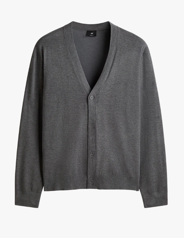 Ürün Cinsiyeti
Unisex
Ürün Tipi
Hırka
Ürün Sezonsallığı
Dört Mevsim
Ürün Çeşidi
İnce Triko Düğmeli Hırka
Ürün Özellikleri
Yumuşak dokulu ince triko kumaştan üretilen bu hırka, hafif yapısı ve akıcı duruşuyla gün boyu konfor sunar. V yaka formu ve önü düğmeli tasarımı sayesinde klasik hırka silüetini modern bir sadelikle yorumlar. Normal kesimi, vücudu sarmadan dengeli bir görünüm sağlarken uzun kollu yapısı mevsim geçişlerinde ideal bir katman alternatifi oluşturur. Viskoz ağırlıklı kumaşı ciltte yumuşak bir his bırakır, poliamid katkısı ise formunu korumasına yardımcı olur. Hem tek başına hem de gömlek ya da tişörtler üzerine rahatlıkla kullanılabilecek zamansız bir parçadır.
Öne Çıkan Detaylar
• İnce ve yumuşak triko kumaş
• V yaka, önü düğmeli tasarım
• Normal kesim, klasik silüet
• Uzun kollu, katmanlı kullanıma uygun
• Viskoz ağırlıklı, hafif ve konforlu yapı
Kimler Kullanıyor?
Sade ve zamansız parçaları günlük stilinin temelinde tutan, rahatlığı şıklıkla birleştirmeyi sevenler için ideal bir hırka. Ofis kombinlerinden hafta sonu görünümlerine kadar farklı ortamlarda zahmetsiz bir şıklık arayanların gardırobuna kolayca uyum sağlar.
Yumuşak dokusu, klasik kesimi ve çok yönlü kullanımıyla bu triko hırka; her mevsim güvenle tercih edilebilecek, kombinleri tamamlayan temel parçalardan biri.