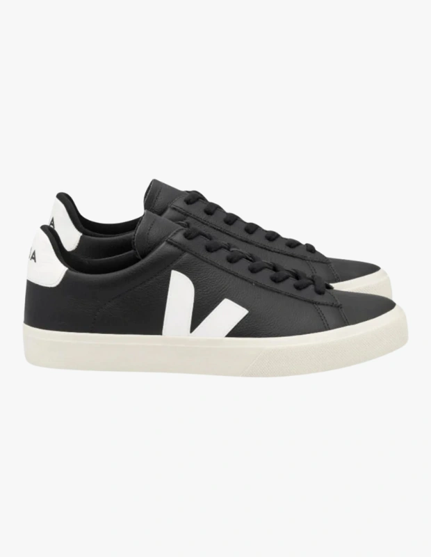 Ürün Cinsiyeti
Erkek
Ürün Tipi
Sneaker
Ürün Sezonsallığı
Dört Mevsim
Ürün Çeşidi
Deri Günlük Sneaker
Ürün Özellikleri
VEJA Campo Chromefree sneaker, zamansız silüeti ve çevreye duyarlı üretim anlayışıyla günlük stile modern bir yorum katar. Krom, ağır metal ve zararlı asitler kullanılmadan tabaklanan ChromeFree deri üst yüzeyi sayesinde pürüzsüz, hafif ve dayanıklı bir yapı sunar. Bu yenilikçi üretim süreci su ve tuz kullanımını ciddi ölçüde azaltarak daha sorumlu bir yaklaşım benimser. Amazon kauçuğu, şeker kamışı ve geri dönüştürülmüş malzemelerden oluşan taban yapısı, gün boyu konfor ve dengeli bir yürüyüş hissi sağlar. Minimal tasarımı sayesinde hem sportif hem de şehir kombinlerine kolayca uyum sağlayan çok yönlü bir sneaker modelidir.
Öne Çıkan Detaylar
• ChromeFree (krom içermeyen) deri üst yüzey
• Su ve tuz tasarrufu sağlayan çevre dostu tabaklama süreci
• Amazon kauçuğu ve geri dönüştürülmüş malzemelerden oluşan taban
• Organik pamuk bağcıklar
• Geri dönüştürülmüş polyester iç astar
• Hafif, konforlu ve zamansız tasarım
Kimler Kullanıyor?
Sade çizgileri seven, günlük stilinde hem konforu hem de bilinçli tüketimi önemseyenler için ideal bir sneaker. Şehir hayatında rahat adımlar atarken stilinden ödün vermek istemeyen, çevreye duyarlı seçimleriyle fark yaratmayı sevenlerin gardırobuna doğal bir şekilde uyum sağlar.
VEJA Campo Chromefree sneaker; zamansız tasarımı, konforlu yapısı ve çevreye duyarlı malzeme seçimiyle günlük kullanım için stil sahibi ve bilinçli bir alternatif sunar.