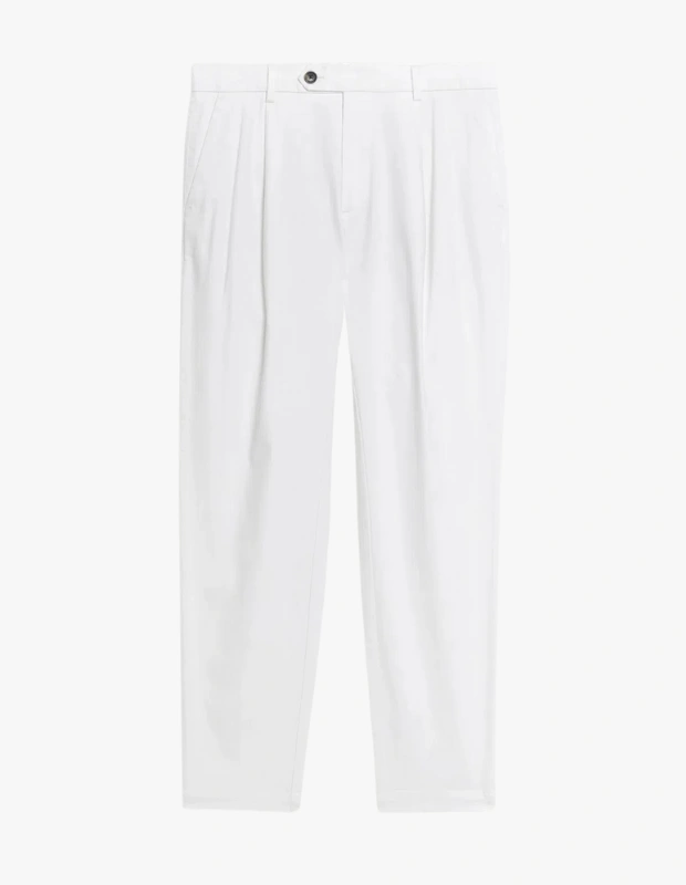 Ürün Cinsiyeti
Erkek
Ürün Tipi
Pantolon
Ürün Sezonsallığı
Dört Mevsim
Ürün Çeşidi
Tapered Fit Italian Chino Pantolon
Ürün Özellikleri
İtalyan pamuklu kumaştan üretilen bu chino pantolon, konforlu yapısı ve özenli kesimiyle zamansız bir şıklık sunar. Tapered fit formu sayesinde bel ve kalça bölgesinde rahat bir duruş sağlarken paçaya doğru daralan siluetiyle modern bir görünüm kazandırır. Ön kısımdaki tek plise detayı pantolona klasik bir zarafet eklerken, düğme ve fermuarlı kapama pratik ve güvenli bir kullanım sunar. Astarsız yapısı hareket özgürlüğünü artırır; saf pamuk cepler ise günlük kullanımda fonksiyonellik sağlar. Hem ofis stiline hem de daha casual kombinlere kolayca uyum sağlayan çok yönlü bir parçadır.
Öne Çıkan Detaylar
• İtalyan pamuklu kumaş
• Tapered fit, modern ve dengeli kesim
• Tek plise ön tasarım
• Düğme ve fermuarlı kapama
• Pamuk cep astarı, rahat kullanım
Kimler Kullanıyor?
Klasik giyim anlayışını modern dokunuşlarla birleştirmeyi seven, günlük stilinde hem konforu hem de düzenli bir görünümü önemseyenler için ideal bir pantolon. Gömlek ve ceketle daha resmi, tişört veya triko ile daha rahat kombinler oluşturmak isteyenlerin gardırobunda kolayca yer bulur.
İtalyan pamuklu dokusu, sade plise detayı ve zamansız kesimiyle bu chino pantolon; şehir yaşamında, iş günlerinde ve günlük kombinlerde güvenle tercih edilebilecek şık bir temel parça sunar.