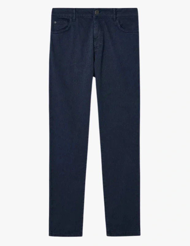 Ürün Cinsiyeti
Erkek
Ürün Tipi
Pantolon
Ürün Sezonsallığı
Dört Mevsim
Ürün Çeşidi
Slim Fit Kumaş Pantolon
Ürün Özellikleri
Mudo imzalı bu lacivert slim fit pantolon, modern kesimi ve dengeli kumaş yapısıyla günlük ve yarı resmi stillere rahatlıkla uyum sağlar. Pamuk ağırlıklı dokuma kumaşı, gün boyu nefes alabilirlik sunarken elastan katkısı hareket özgürlüğünü artırır. Vücuda oturan slim fit kalıbı, klasik ve düzenli bir siluet oluşturur. Düz desenli tasarımı sayesinde bisiklet yaka tişörtlerden casual gömleklere kadar pek çok parça ile kolayca kombinlenebilir; iş ortamında olduğu kadar şehir hayatında da güvenle tercih edilebilir.
Öne Çıkan Detaylar
Pamuk ağırlıklı, esnek kumaş yapısı
Slim fit kalıp ile modern siluet
Günlük ve ofis kullanımına uygun tasarım
Düz desen, zamansız stil
Lacivert renk ile çok yönlü kombin imkânı
Kimler Kullanıyor?
Günlük giyimde sade ama özenli bir görünüm arayan, iş ve sosyal hayat arasında zahmetsiz geçiş yapmayı sevenler tarafından tercih edilir. Klasik parçaları modern kesimlerle kullanmayı seven, konforu stilinin ayrılmaz bir parçası olarak gören herkes için ideal bir alternatiftir.
Lacivert slim fit pantolon, pamuklu ve esnek kumaşıyla gün boyu konfor sunarken modern kesimiyle ofis ve günlük kombinlerde zamansız bir şıklık sağlar.
