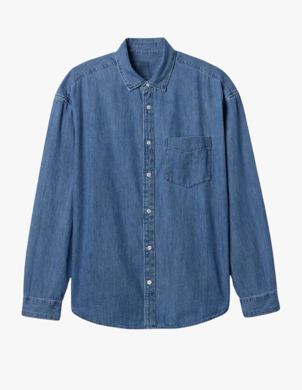 Ürün Cinsiyeti
Erkek
Ürün Tipi
Gömlek
Ürün Sezonsallığı
Dört Mevsim
Ürün Çeşidi
Denim Relaxed Fit Gömlek
Ürün Özellikleri
Non-stretch denim kumaştan üretilen bu gömlek, rahat kesimi ve dengeli oranlarıyla günlük stile modern bir yorum katar. Düşük omuz yapısı ve relaxed fit formu hareket özgürlüğü sağlarken, kalçanın altına uzanan boyu katmanlı kombinler için ideal bir siluet oluşturur. Yayvan yaka ve düğmeli ön tasarım klasik gömlek çizgisini korurken, uzun kollarda yer alan düğmeli manşetler kullanımı pratikleştirir. Göğüs kısmındaki yama cep fonksiyonel bir detay sunar; arkada hafifçe uzayan kıvrımlı etek ucu ise gömleğe akıcı ve özenli bir duruş kazandırır. Pamuk ağırlıklı denim yapısı sayesinde gün boyu konfor sağlar.
Öne Çıkan Detaylar
• Non-stretch denim kumaş
• Relaxed fit, düşük omuzlu kesim
• Yayvan yaka ve düğmeli ön kapama
• Göğüs yama cep detayı
• Kıvrımlı ve arkası uzun etek ucu
Kimler Kullanıyor?
Rahatlığı ön planda tutarken güçlü bir denim duruşundan vazgeçmeyen, günlük kombinlerinde zamansız parçalarla modern bir görünüm yakalamak isteyenler için ideal bir gömlek. Tişört üzerine açık şekilde ya da tek başına kullanarak farklı stiller yaratmayı sevenlerin gardırobuna kolayca uyum sağlar.
Pamuk ağırlıklı denim dokusu, relaxed kesimi ve sade detaylarıyla bu gömlek; şehir yaşamında, hafta sonu kombinlerinde ve günlük kullanımlarda güvenle tercih edilebilecek güçlü bir temel parça sunar.