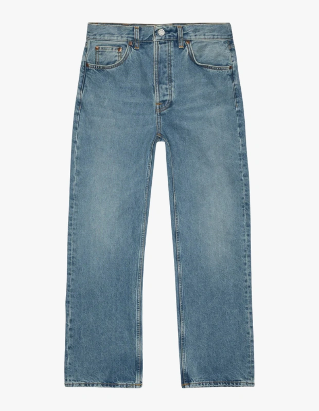 Ürün Cinsiyeti
Erkek
Ürün Tipi
Pantolon
Ürün Sezonsallığı
Dört Mevsim
Ürün Çeşidi
Denim Pantolon
Ürün Özellikleri
%100 organik rejeneratif pamuktan üretilen bu denim pantolon, yoğun dokuma yapısıyla gerçek bir vintage jean hissi sunar. 13.3 oz sert denim kumaşı; ringspun iplik yapısı, belirgin slub dokuları ve hafif mermer efektleriyle derinlikli bir yüzey oluşturur. Açık mavi yıkaması, eskimiş ve yıkanmış bir görünüm kazandırırken bol ve geniş paçalı loose fit kalıbı modern bir silüet yaratır. Yüksek bel formu, düğmeli ön kapama ve bakır perçin detaylarıyla klasik denim mirasını çağdaş bir yorumla buluşturur. Sağlam tutuş hissi ve zamansız tasarımıyla uzun ömürlü bir kullanım vadeder.
Öne Çıkan Detaylar
• %100 organik rejeneratif pamuk denim
• 13.3 oz sert, dayanıklı kumaş
• Loose fit, yüksek bel ve geniş paça kesim
• Düğmeli ön kapama, paslanmaz çelik düğmeler
• Bakır perçinler, tütün rengi dikişler ve jacron yama
Kimler Kullanıyor?
Denim karakterini ve vintage dokuları stilinin merkezine alan, rahat kalıpları güçlü bir duruşla taşımayı sevenler için ideal bir pantolon. Günlük kombinlerde zahmetsiz bir cool etki yaratmak isteyen, uzun ömürlü ve karakterli parçaları tercih edenlerin gardırobuna kolayca uyum sağlar.
Organik pamuklu yapısı, güçlü dokusu ve zamansız açık mavi yıkamasıyla bu bol kesim jean; vintage ruhu modern şehir stiline taşıyan, uzun yıllar favori olmaya aday bir denim parça.