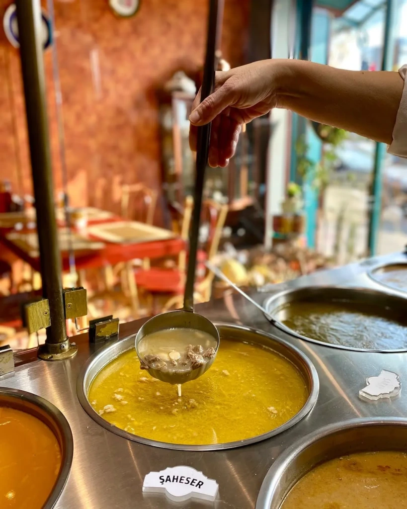 Kadıköy Fül Fül Çorba’da sunulan Şaheser çorbası; kemik suyu ve et parçalarıyla hazırlanan yoğun aromalı özel tarif.