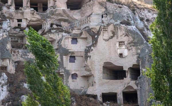 Kapadokya Ürgüp’teki Gomeda Vadisi’nde kayalara oyulmuş eski yapılar ve vadinin doğal dokusu