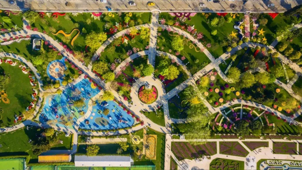 İstanbul'un şehir içinde huzurlu bir doğaya kaçış noktası olan Göztepe 60. Yıl Parkı'nın kuşbakışı görünümünde, baharın tüm canlılığıyla açan rengarenk çiçek tarlaları, kıvrımlı yürüyüş yolları ve hareketli çocuk oyun alanları öne çıkıyor.