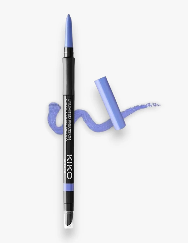 Beyaz zemin üzerinde, Unlimited Precision Automatic Eyeliner Khol adı verilen, ucu ve alt şeridi açık lavanta mavisi tonlarında olan siyah Kiko Milano göz kalemi ile yanında duran kapağı ve kalemin belirgin, dalgalı, aynı renkteki sürülmüş örneği, bu deniz mavisi tonunun canlılığını ve uygulamasını açıkça sergiliyor.