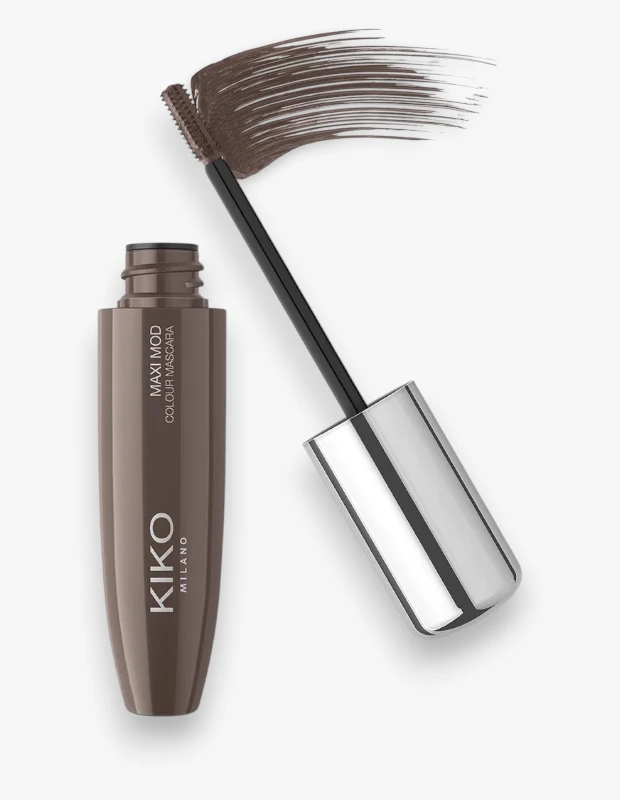 Açılmış kahverengi Kiko Milano Maxi Mod Renkli Maskara tüpü, sapındaki fırçası ve fırçadan çıkan kahverengi ürünün beyaz zemine yapılmış geniş bir fırça darbesiyle birlikte detaylı bir şekilde gösteriliyor.