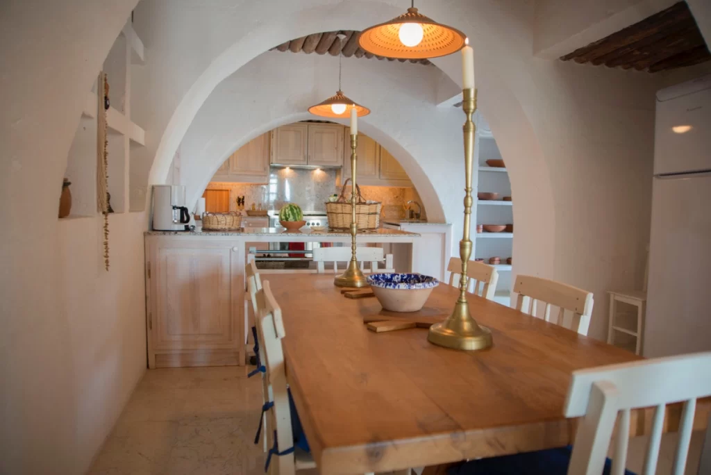 Les Maisons de Cappadoce’nin kemerli tavanlı, ahşap detaylarla tasarlanmış mutfak ve yemek alanı