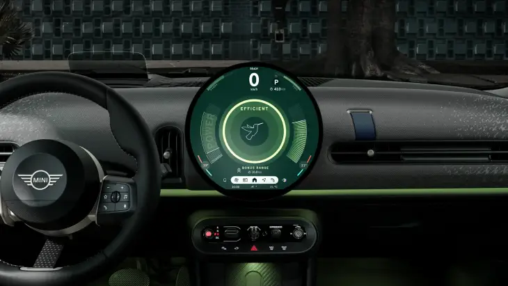 Yeni MINI Cooper Cabrio'nun minimalist tasarımlı iç mekanında, hız, sürüş modu ve verimlilik gibi kritik bilgileri gösteren, dünyada bir ilk olan dairesel OLED ekran, direksiyon ve altındaki fiziksel kontrol düğmeleriyle birleşerek özgür ve dijital konforlu bir sürüş deneyimi sunuyor.