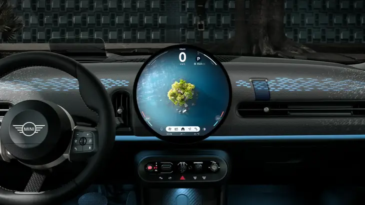 Yeni MINI Cooper Cabrio'nun minimalist iç tasarımında, sürücü koltuğundan görünen direksiyonun ve ön paneldeki ambiyans aydınlatmalarının eşlik ettiği, hız, menzil ve dış sıcaklık gibi temel bilgileri okyanusta yeşil bir ada temasıyla sunan büyük, dairesel OLED ekran, modern teknoloji ve dijital konfor ile özgür sürüş deneyimini birleştiriyor.