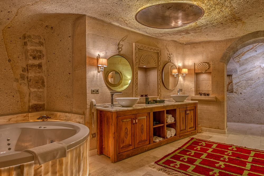 Kapadokya’da Museum Hotel’in taş duvarlı jakuzili banyosu ve otantik dekorasyonu