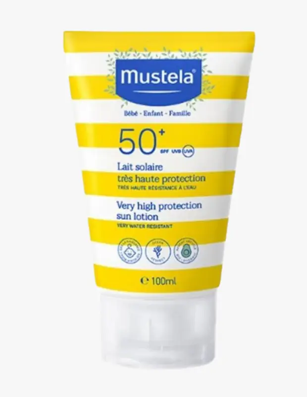 Marka Adı: Mustela
Ürün Adı: Mustela Aile ve Çocuk Waterproof Güneş Losyonu SPF 50+
Ürün Cinsiyeti: Unisex, Çocuk
Ürün Tipi: Güneş Losyonu
Ürün Sezonsallığı: Yaz
Ürün Çeşidi: Güneş Koruyucu
Ürün Özellikleri: Bu Mustela güneş losyonu, SPF 50+ ve yüksek UVA koruması ile güneşe karşı çok yüksek koruma sağlar. Suya karşı çok dayanıklı yapısıyla öne çıkar ve 100 ml hacmindedir. Bebekler, çocuklar ve tüm aile üyeleri için özel olarak formüle edilmiş olup, en hassas ciltlerin bile güvenle kullanabileceği dermatolojik olarak test edilmiş bir üründür. Gözenekleri tıkamayan yapısıyla cildin nefes almasını sağlarken, içeriğindeki doğal avokado ile cildi beslemeye yardımcı olur ve okyanus dostu bir formüle sahiptir.
Öne Çıkan Detaylar:
- SPF 50+ ve UVA koruması ile çok yüksek güneş koruması
- Bebekler, çocuklar ve tüm aile için uygun, hassas ciltler için ideal
- Suya çok yüksek dayanıklılık ve gözenekleri tıkamayan formül
Kimler Kullanıyor?: Güneşin zararlı etkilerinden korunmak isteyen, özellikle hassas cilt yapısına sahip bireyler ve aileler bu ürünü tercih edebilir. Bebekleri ve çocukları olan, tüm ailenin güvenle kullanabileceği, dermatolojik olarak test edilmiş bir koruma arayışında olan kişiler için idealdir. Su sporları yapan veya açık havada uzun süre vakit geçiren, suya dayanıklı ve cildin nefes almasını sağlayan bir güneş koruyucuya ihtiyaç duyanlar için de uygundur. Okyanus dostu ve doğal içeriklere önem veren çevreye duyarlı kişiler de bu ürünü rahatlıkla kullanabilir.