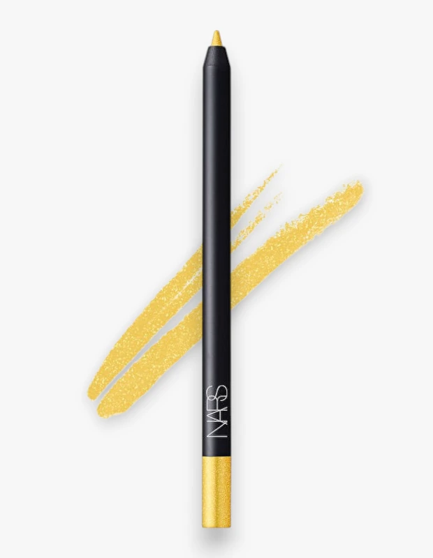 Beyaz zemin üzerinde dikey konumda duran, NARS markalı, siyah gövdesinin ucu ve alt kısmı metalik altın renginde olan, uzun süre kalıcı 'Sunset Boulevard' sarısı eyeliner kalemi, sol arkasında bu rengin simli ve parlak iki belirgin çizgisini sergiliyor.