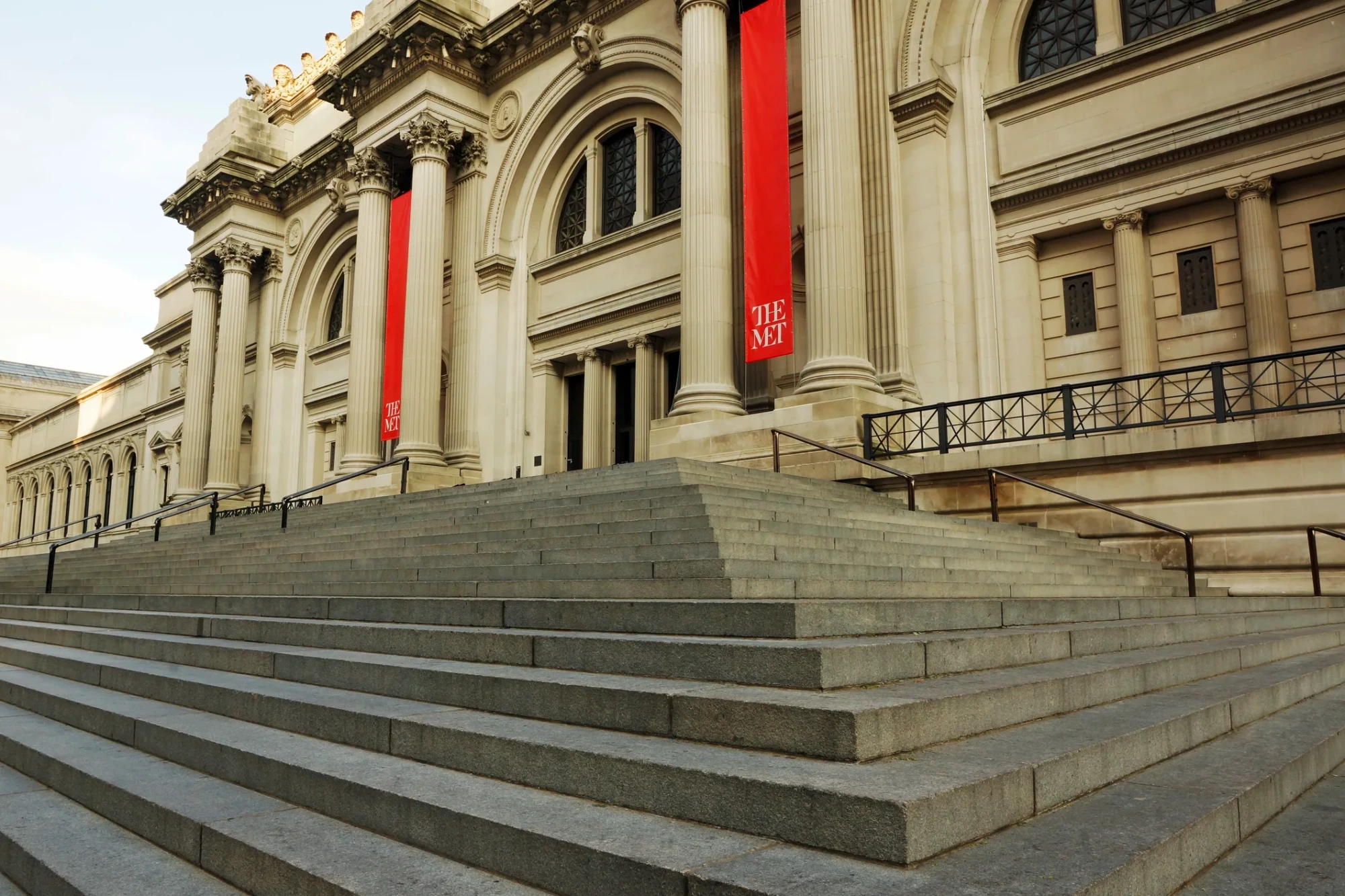 Metropolitan Sanat Müzesi'nin geniş basamakları ve klasik sütunlu görkemli girişi, her yıl düzenlenen Met Gala etkinliğine ev sahipliği yapan New York'taki bu ikonik yapının kırmızı THE MET yazılı pankartlarıyla dış cephesini gözler önüne seriyor.