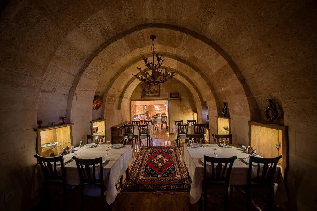 Old Greek House’un kemerli taş duvarlarla tasarlanmış mağara tarzı yemek salonu – Kapadokya