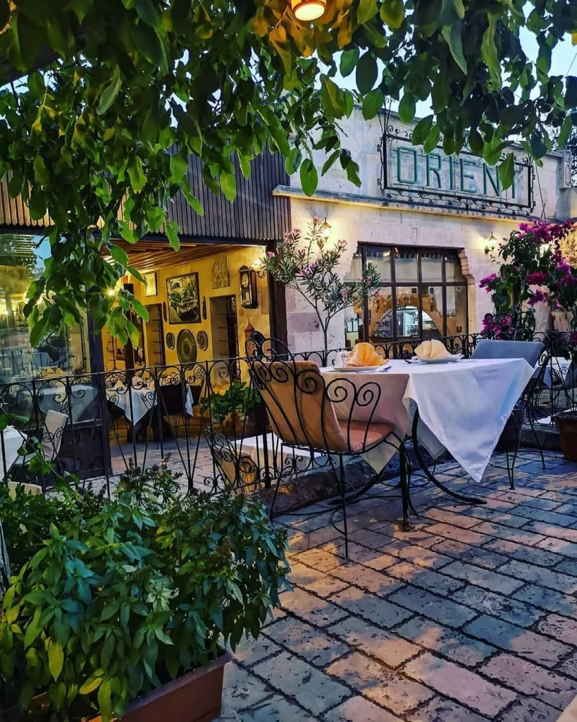 Göreme’de yer alan Orient Restoran’ın bahçesi ve zarif masa düzeni