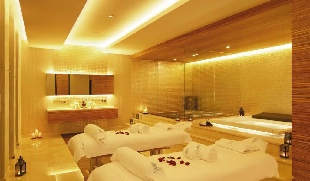 Swissôtel The Bosphorus İstanbul’daki Pürovel Spa & Sport’un lüks masaj odası; sıcak aydınlatma, spa yatakları ve modern rahatlama alanıyla şehirde huzurlu bir kaçış noktası.