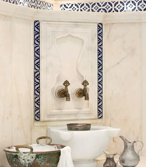 Çırağan Palace Kempinski’de yer alan Sanitas SPA’nın mermer kurnalı, geleneksel motifli ve zarif detaylarla süslenmiş lüks Türk hamamı alanı.