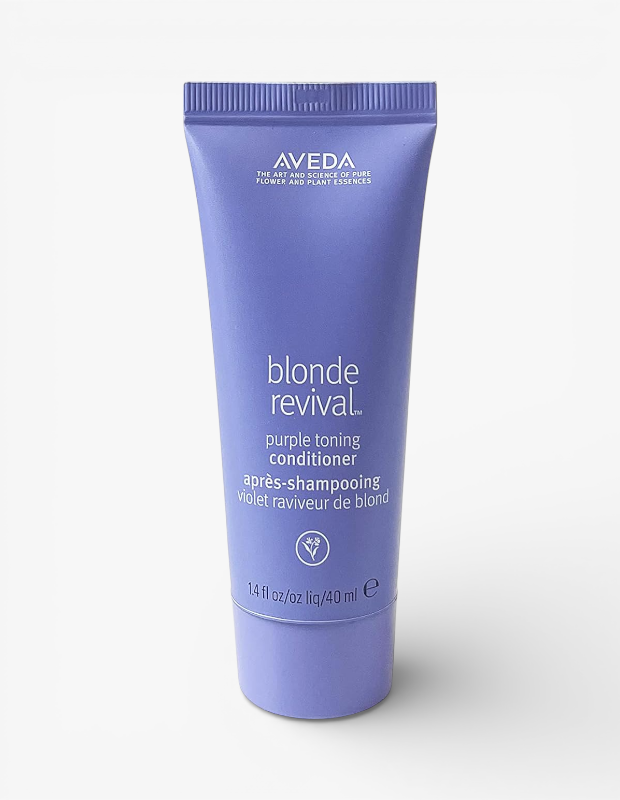 Marka Adı: Aveda
Ürün Adı: Aveda Blonde Revival Mor Saç Kremi
Ürün Cinsiyeti: Unisex
Ürün Tipi: Saç Kremi
Ürün Sezonsallığı: Belirtilmemiş
Ürün Çeşidi: Mor Tonlama Etkili Saç Kremi
Ürün Özellikleri: Bu Aveda Blonde Revival Mor Saç Kremi, sarı saçların rengini canlandırmak ve istenmeyen turuncuya dönük tonları nötralize etmek için özel olarak tasarlanmıştır. Saf çiçek ve bitki özlerinin sanatını ve bilimini yansıtan Aveda markasının kalitesiyle üretilmiştir. 40 ml hacmindeki bu pratik boyutu, seyahatlerde veya ürünü denemek isteyenler için idealdir. Kullanımı kolay, mor renkli, sıkılabilir bir tüp içinde sunulur.
Öne Çıkan Detaylar:
- Sarı saçlardaki istenmeyen sıcak, turuncu ve sarı yansımaları nötralize eden mor pigmentli formül.
- Saç renginin tazeliğini ve parlaklığını korumaya yardımcı olurken saçı besler.
- Seyahat boyu (40 ml) ambalajı ile kolay taşınabilirlik ve deneme imkanı sunar.
Kimler Kullanıyor?: Sarı saçlarının canlı ve soğuk tonunu korumak, zamanla oluşabilecek sıcak yansımaları gidermek isteyen herkes bu ürünü tercih edebilir. Doğal, boyalı veya röfleli sarı saçlara sahip olanlar, saç renginin ideal görünümünü uzun süre sürdürmeyi önemseyenler ve bitkisel özlerle zenginleştirilmiş bakım ürünlerini tercih edenler için idealdir. Günlük saç bakım rutinlerine kolayca entegre edilebilecek, pratik ve etkili bir çözüm arayanlar da bu mor saç kremini deneyimleyebilir.