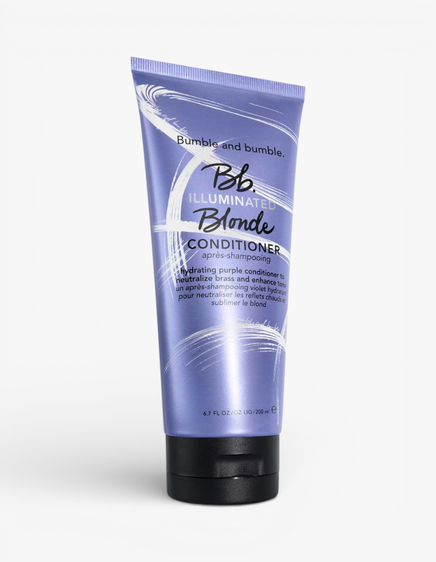 Marka Adı: Bumble and bumble
Ürün Adı: Bumble and bumble Unisex Illuminated Blonde Canlandırıcı Saç Kremi
Ürün Cinsiyeti: Unisex
Ürün Tipi: Saç Kremi
Ürün Sezonsallığı: Belirtilmemiş
Ürün Çeşidi: Mor Tonlu Saç Kremi
Ürün Özellikleri: Bumble and bumble markasının Bb. Illuminated Blonde serisine ait bu canlandırıcı mor renkli saç kremi, özellikle sarı saçların pirinç yansımalarını nötralize etmek ve saçın doğal tonunu belirginleştirmek için özel olarak formüle edilmiştir. 200 ml hacmindeki bu ürün, saçlara derinlemesine nem sağlayarak canlı ve ışıltılı bir görünüm kazandırır. Mor pigmentli formülü sayesinde istenmeyen sıcak yansımaları giderir ve sarı saçların daha soğuk, parlak bir tona sahip olmasına yardımcı olur. Şık mor ambalajı ve pratik siyah kapak tasarımı ile kolay kullanım sunar.
Öne Çıkan Detaylar:
- Sarı saçlardaki pirinç ve istenmeyen sıcak yansımaları etkili bir şekilde nötralize eder.
- Saçın mevcut tonunu canlandırır ve daha belirgin hale getirir.
- Yoğun nemlendirme özelliği sayesinde saçların daha yumuşak ve parlak olmasını sağlar.
Kimler Kullanıyor?: Sarı saçlarının canlılığını ve rengini korumak isteyen, saçlarında oluşabilecek sıcak ve pirinç yansımalarını engellemeyi amaçlayan, hem doğal hem de boyalı sarı tonları için profesyonel ve etkili bir bakım rutini arayan herkes bu ürünü tercih edebilir. Saç renginin tazeliğini uzun süre muhafaza etmek ve aynı zamanda saçlarına nem ve parlaklık kazandırmak isteyenler için idealdir.