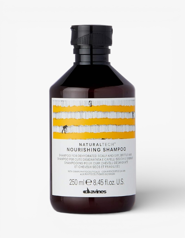 Marka Adı: Davines
Ürün Cinsiyeti: Belirtilmemiş
Ürün Tipi: Şampuan
Ürün Sezonsallığı: Belirtilmemiş
Ürün Çeşidi: Besleyici Sülfatsız Şampuan
Ürün Özellikleri: Bu Davines NATURALTECH Besleyici Şampuan, özellikle nemsiz saç derisi ile kuru ve kırılgan saçlar için formüle edilmiştir. Üzüm fitoceutical’ları ile zenginleştirilmiş içeriği sayesinde saçı nazikçe temizlerken derinlemesine beslemeyi hedefler. Koyu amber renkli şişesi ürünün içeriğini ışıktan korurken, siyah çevir-aç kapak pratik bir kullanım sunar. 250 ml hacimli ürün, sülfatsız yapısıyla saç renginin ömrünü uzatmaya ve parlaklığını korumaya yardımcı olur. Etiketindeki sarı şerit ve zarif insan figürleri, markanın doğal ve özenli üretim felsefesini yansıtır.
Öne Çıkan Detaylar:
- Nemsiz saç derisi ile kuru ve kırılgan saçlara özel besleyici formül
- Saç renginin korunmasına yardımcı olan sülfatsız içerik
- Üzüm fitoceutical’ları ile zenginleştirilmiş doğal yapı
Kimler Kullanıyor?: Saç derisinde kuruluk, saç tellerinde kırılganlık veya genel nemsizlik problemi yaşayan, saçına yoğun ve nazik bir bakım arayan herkes bu şampuanı tercih edebilir. Özellikle karamel tonları gibi boyalı saç renginin canlılığını korumak isteyenler, sülfatsız yapısıyla rengin ömrünü uzatan bu ürünü günlük rutinlerine dahil edebilirler. Doğal içeriklere ve saç sağlığına önem veren, güçlü, parlak ve sağlıklı görünen saçlara sahip olmayı hedefleyen kişiler için ideal bir seçenektir.