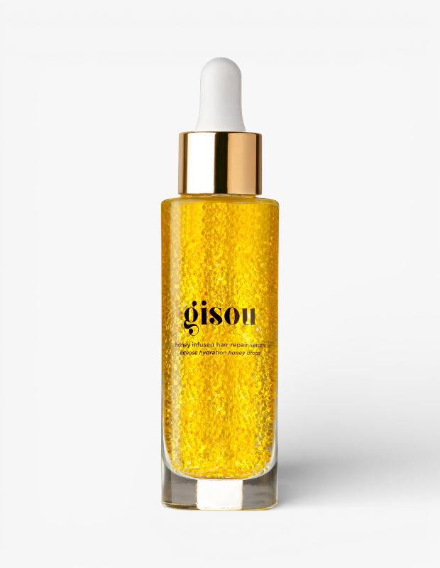 Marka Adı: Gisou
Ürün Adı: Gisou Unisex Honey Infused Hair Repair Serum Intense
Ürün Cinsiyeti: Unisex
Ürün Tipi: Saç Bakım Serumu
Ürün Sezonsallığı: Belirtilmemiş
Ürün Çeşidi: Bal Enfüzyonlu Saç Serumu
Ürün Özellikleri: Bu lüks saç bakım serumu, şeffaf cam şişesi, parlak altın rengi metalik kapağı ve beyaz damlalık ucu ile zarif bir tasarıma sahiptir. İçerisinde bulunan yoğun sarı renkli, ışıltılı ve küçük bal damlacıkları içeren sıvı formuyla saçın derinlemesine onarımını ve yoğun nemlendirmesini hedefler. Balın doğal gücüyle zenginleştirilmiş formülü, saça parlaklık ve canlılık katarken yıpranmış saç tellerini güçlendirmeye yardımcı olur.
Öne Çıkan Detaylar:
- Bal enfüzyonlu özel formül
- Saçlara yoğun onarım ve derinlemesine nemlendirme
- Göz alıcı, ışıltılı ve bal damlacıklı yapı
Kimler Kullanıyor?: Saçlarına derinlemesine bakım yaparak onarmak, güçlendirmek ve yoğun nemlendirme sağlamak isteyen herkes bu serumu tercih edebilir. Özellikle yıpranmış, cansız saç tellerine sahip olanlar ve saçlarına doğal bir parlaklık ile sağlıklı bir görünüm kazandırmayı arzulayanlar için idealdir. Sarı saç tonlarına sahip olup saç bakım rutinlerini etkili bir ürünle zenginleştirmek isteyenler de bu ürünün faydalarını görecektir.