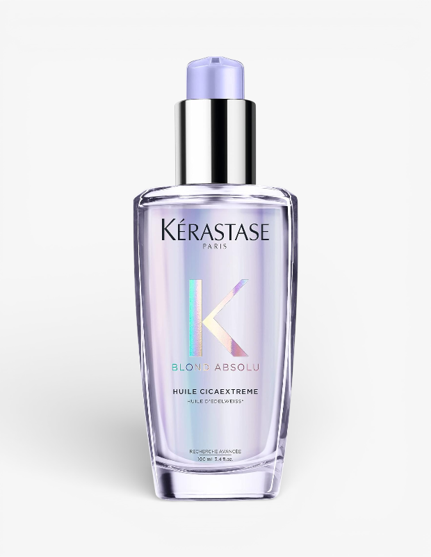 Marka Adı: Kérastase
Ürün Adı: Kérastase Blond Absolu Huile Cicaextreme Saç Bakım Yağı
Ürün Cinsiyeti: Unisex
Ürün Tipi: Saç Bakım Yağı
Ürün Sezonsallığı: Belirtilmemiş
Ürün Çeşidi: Sarı Saç Bakım Yağı
Ürün Özellikleri: Kérastase Blond Absolu Huile Cicaextreme, sarı, açılmış ve hassaslaşmış saçlar için özel olarak geliştirilmiş, 100 ml hacimli yoğun bir saç bakım yağıdır. Edelweiss yağı ve yenilikçi Cicaextreme teknolojisi ile zenginleştirilmiş formülü sayesinde saçı derinlemesine besler, onarır ve güçlendirir. Şık, mor ve iris yansımalı cam şişesi, parlak gümüş renkli pompalı aplikatörü ve mor kapak detayı ile lüks bir estetik sunar. Saçı pürüzsüzleştirerek parlaklık ve sağlıklı bir görünüm kazandırır.
Öne Çıkan Detaylar:
- Sarı ve açılmış saçlara özel yoğun onarıcı ve güçlendirici bakım sunar.
- Edelweiss yağı ve Cicaextreme teknolojisi ile zenginleştirilmiş, besleyici formül.
- Mor ve iris yansımaları barındıran lüks ve şık cam şişe tasarımı.
Kimler Kullanıyor?: Sarı saç rengini tercih eden, saçlarını boya, açma işlemleri veya dış etkenler nedeniyle yıpranmalara karşı korumak ve güçlendirmek isteyen herkes bu ürünü kullanabilir. Saçlarına parlaklık, yumuşaklık ve sağlıklı bir görünüm kazandırmayı hedefleyen, aynı zamanda saç bakım rutininde lüks ve etkili ürünlere değer veren kişiler için idealdir.