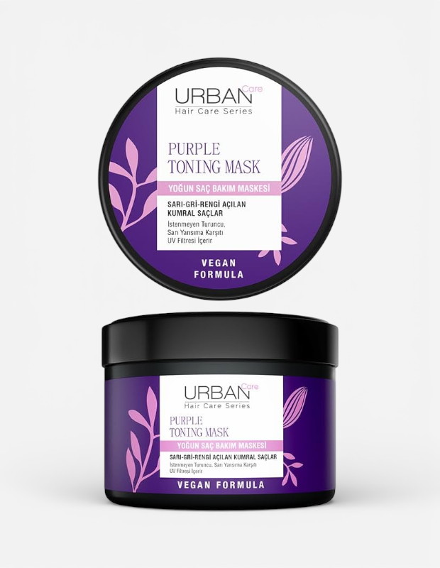 Marka Adı: Urban Care
Ürün Adı: Urban Care Mor Yoğun Saç Bakım Maskesi
Ürün Cinsiyeti: Unisex
Ürün Tipi: Saç Bakım Maskesi
Ürün Sezonsallığı: Belirtilmemiş
Ürün Çeşidi: Mor Tonlayıcı Saç Maskesi
Ürün Özellikleri: Bu ürün, sarı, gri ve rengi açılan kumral saçlara özel olarak tasarlanmış yoğun bir saç bakım maskesidir. İstenmeyen turuncu ve sarı yansımaları etkili bir şekilde nötralize etmeye yardımcı olan mor pigmentli bir formüle sahiptir. Saç rengini korumak ve saç sağlığını desteklemek amacıyla UV filtresi içeren ürün, aynı zamanda vegan formülü ile sürdürülebilir bir tercihtir. Siyah kapaklı, koyu mor renkli, üzerinde stilize edilmiş pembe yaprak motifleri bulunan şık bir kavanozda sunulur.
Öne Çıkan Detaylar:
- İstenmeyen turuncu ve sarı yansımalara karşı etkilidir.
- Sarı, gri ve rengi açılan kumral saçlar için özel olarak geliştirilmiştir.
- Vegan formüle sahiptir ve UV filtresi içerir.
Kimler Kullanıyor?: Saçlarında oluşan istenmeyen sıcak turuncu ve sarı yansımaları dengelemek isteyen, sarı, gri veya rengi açılmış kumral saç tonlarına sahip kişiler bu maskeyi tercih edebilir. Yoğun bakım arayışında olan, saç renginin canlılığını ve soğuk tonlarını korumayı önemseyen, aynı zamanda vegan ve UV korumalı ürünleri tercih eden herkes için uygundur.