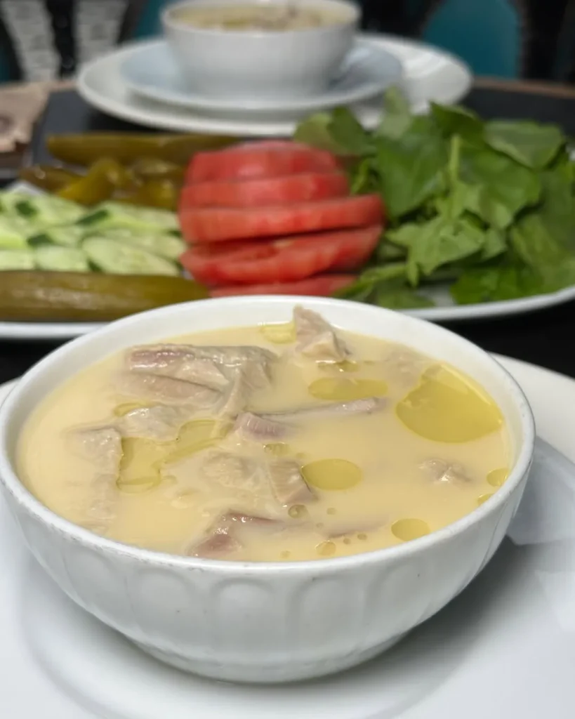 Sarıhan Gusto Etiler’deki klasik işkembe çorbası, limon ve taze sebzelerle birlikte servis edilmiş.