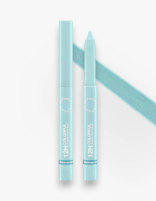 Açık mavi renkteki iki Sephora Collection 12H Colorful göz farı kaleminden biri kapalı, diğeri ucu açık şekilde dik dururken, arkada aynı tonda bir renk örneği ve ürünün su geçirmez özelliği vurgulanıyor.