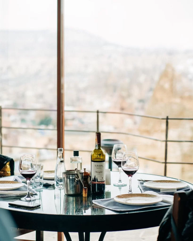 Kapadokya manzarasına karşı şarap eşliğinde romantik akşam yemeği — Seten Restaurant