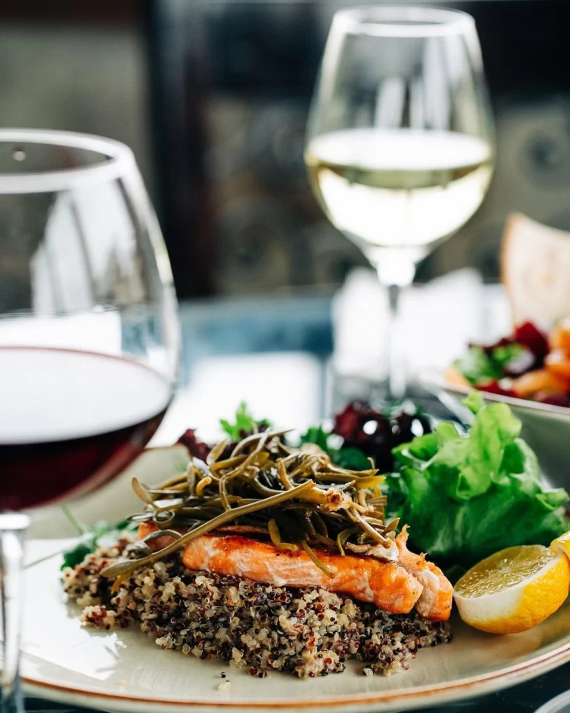 Seten Restaurant’ta somon ve kinoa tabağı, beyaz şarap eşliğinde sunum