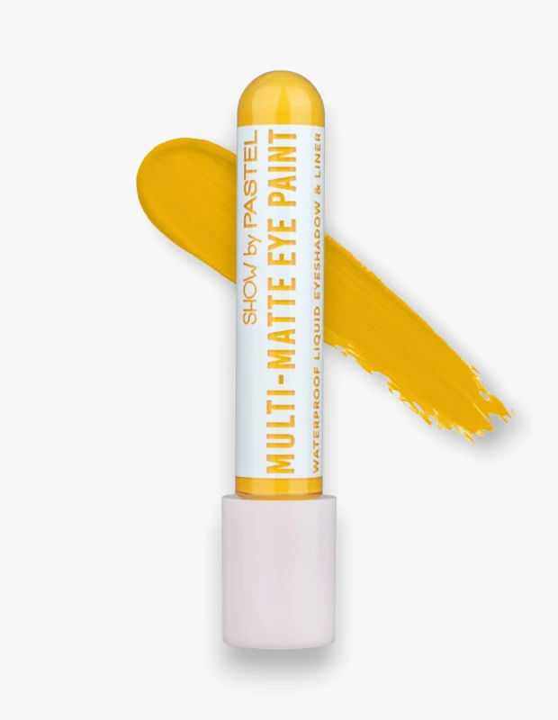 Beyaz bir zeminde duran, alt kısmı beyaz, üst kısmı sarı renkteki SHOW by PASTEL Multi-Matte Eye Paint likit göz farı tüpü, arkasındaki parlak sarı renk örneğiyle ürünün 86 Boujee tonunu ve mat yapısını vurguluyor.