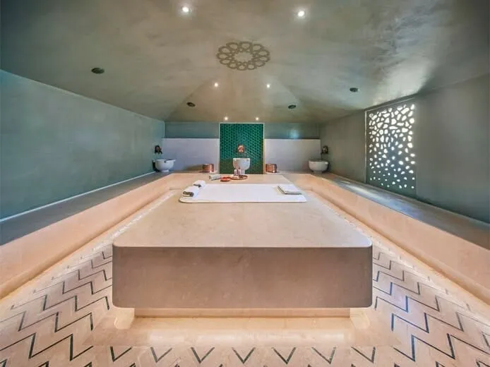 Six Senses Kocataş Mansions İstanbul’daki Six Senses Spa’nın çağdaş Türk hamamı; doğal taş göbek taşı, yeşil çini detaylar ve sıcak aydınlatmasıyla modern lüksü gelenekle buluşturuyor.