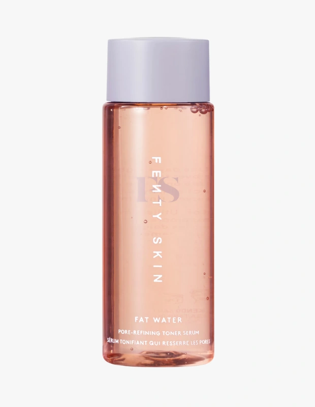 Ürün Cinsiyeti: Unisex
Ürün Tipi: Cilt Bakımı
Ürün Sezonsallığı: Dört Mevsim
Ürün Çeşidi: Tonik-Serum
Ürün Özellikleri:
Fenty Skin Fat Water, tonik ve serum adımını tek üründe birleştiren yoğun dokulu bir bakım ürünüdür. Cildi nemlendirmeyi ve daha dolgun bir görünüm kazandırmayı hedefler. Temizlik sonrası bakım rutininde cildi sonraki adımlara hazırlayan güçlü bir ara adım sunar.
Öne Çıkan Detaylar:
Tonik + serum hibrit formül
Nem ve dolgunluk odaklı bakım
Yoğun ama konforlu doku
Günlük kullanıma uygun
Kimler Kullanıyor?
Bakım rutinini sadeleştirmek isteyen, çok işlevli ürünleri tercih eden kullanıcılar için uygundur.
Fenty Skin Fat Water ile cildinizi nemlendirin, bakım rutininizi tek adımda güçlendirin.