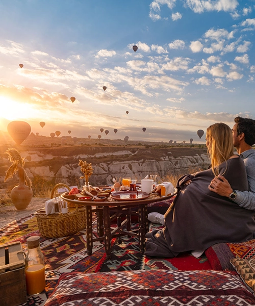 Kapadokya’da sıcak hava balonları eşliğinde manzaralı kahvaltı keyfi sunan Taşkonaklar Hotel terası