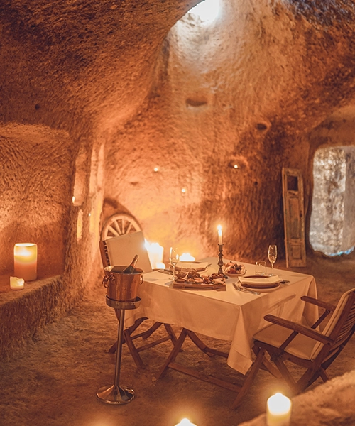Taşkonaklar Hotel’in otantik mağara restoranında mum ışığında romantik akşam yemeği