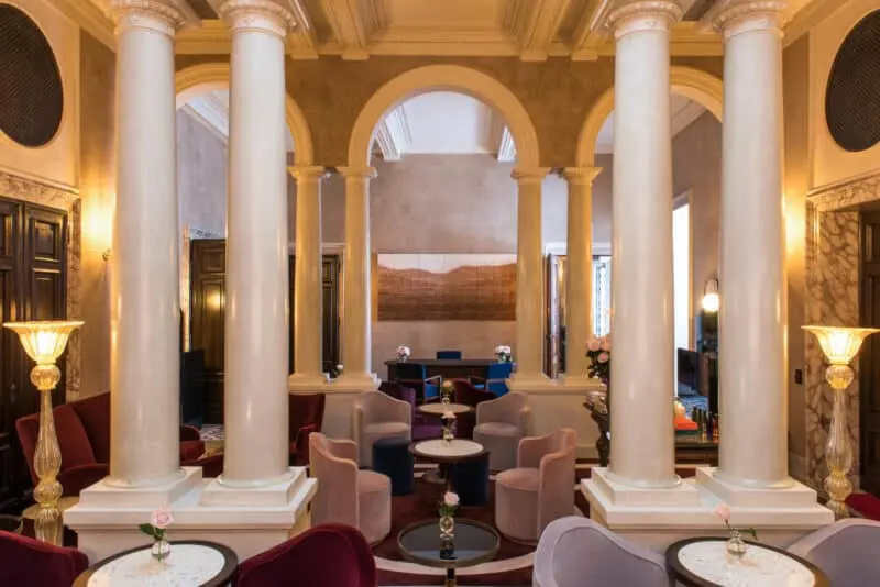Venedik’te Ca’ di Dio otelinin şık ve modern lounge alanı – sütunlar ve zarif oturma grupları