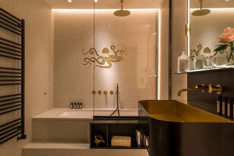 Venedik’te Ca’ di Dio otelinin modern banyo tasarımı – altın ahtapot motifi ve şık detaylar