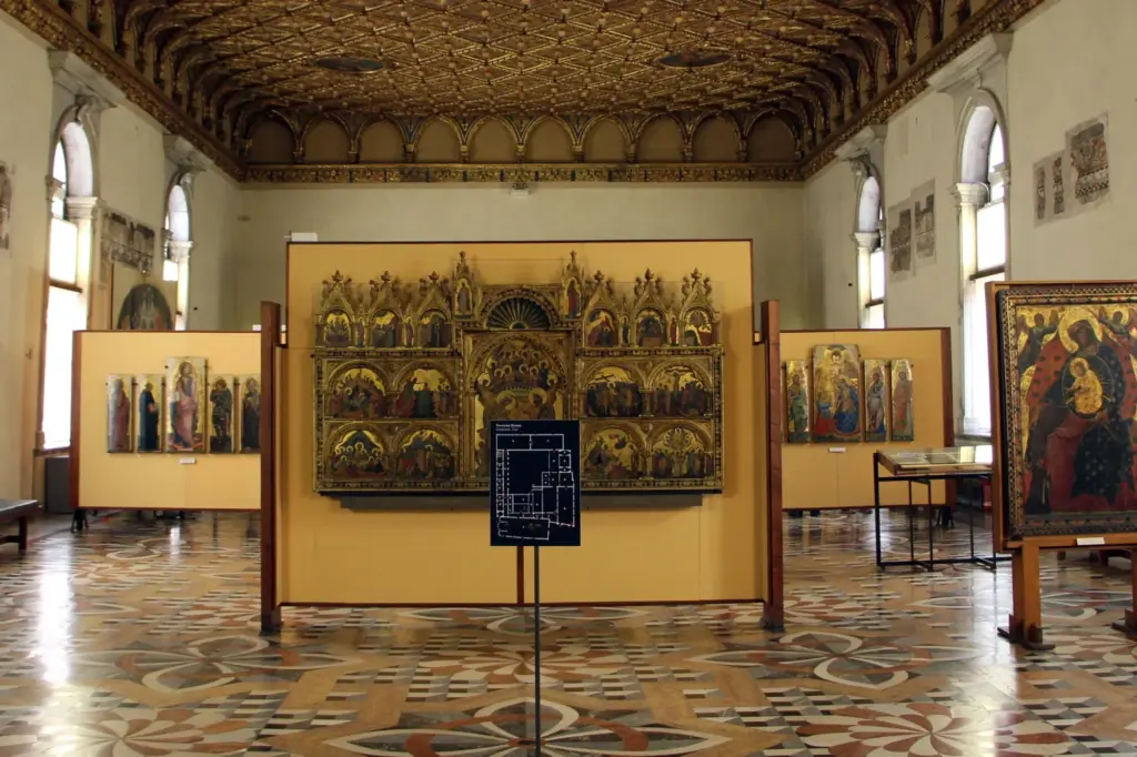 Venedik’te Gallerie dell’Accademia müzesinin sergi salonu – altın yaldızlı panolar ve tarihi tablolar
