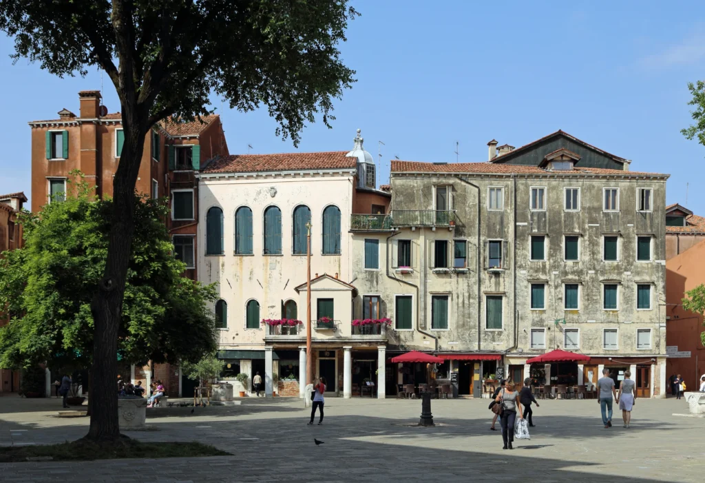 Venedik Ghetto Meydanı – Tarihi sinagogları ve otantik atmosferiyle Cannaregio bölgesinde yer alan, Musevi kültürünün izlerini taşıyan meydan.”