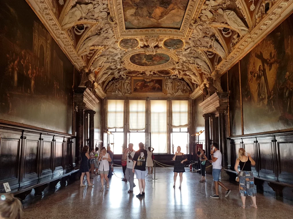 Venedik’te Palazzo Ducale içindeki Sala delle Quattro Porte salonu – tavan süslemeleri ve duvarlardaki tablolar